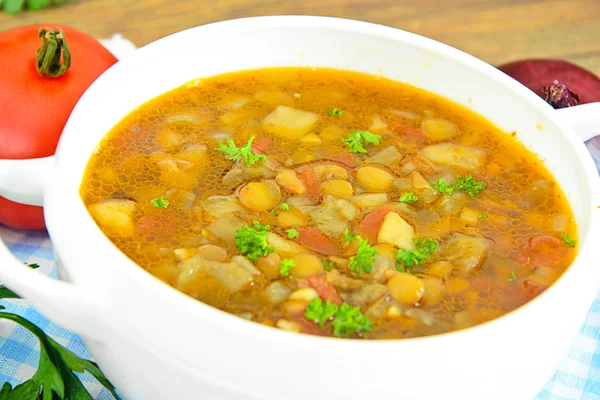 Patlıcan, domates ve soğan ile mercimek çorbası.