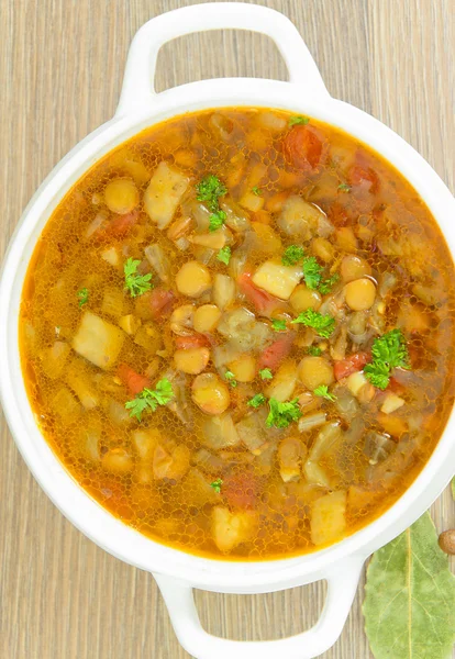 Sopa de lentilha com berinjela, tomates e cebolas . — Fotografia de Stock