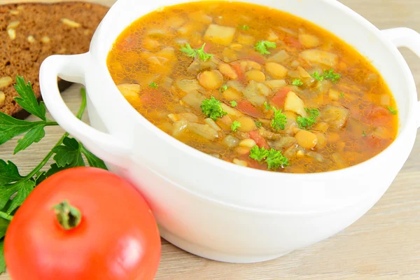 Patlıcan, domates ve soğan ile mercimek çorbası.