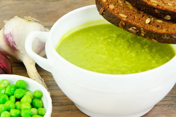 Alimentos saudáveis e dietéticos: Sopa de creme com ervilhas verdes e hortelã . — Fotografia de Stock