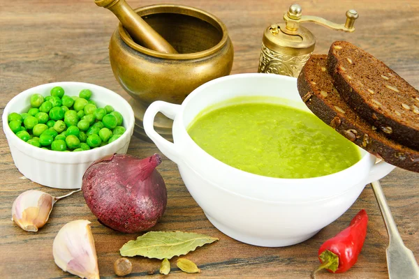 Friska och Diet mat: grädde soppa med gröna ärter och mynta. — Stockfoto