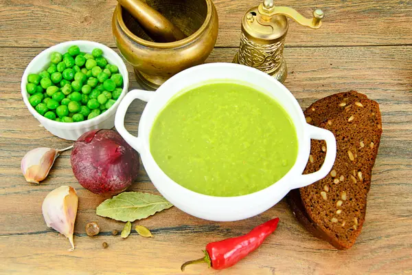 Dietary soppa grädde puré på gröna ärtor — Stockfoto