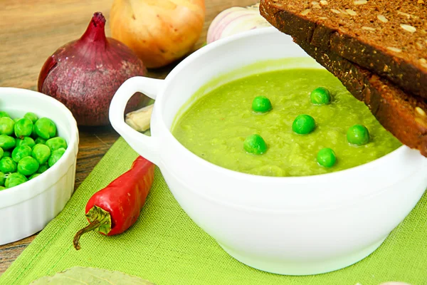 Purê de creme de sopa dietética de ervilhas verdes — Fotografia de Stock