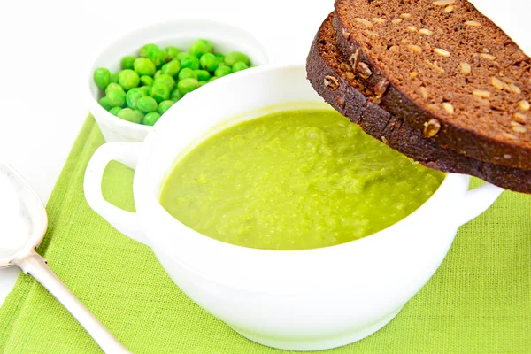 Purê de creme de sopa dietética de ervilhas verdes — Fotografia de Stock