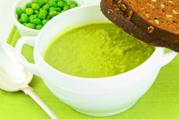 Alimentos saudáveis e dietéticos: Sopa de creme com ervilhas verdes e hortelã . — Fotografia de Stock