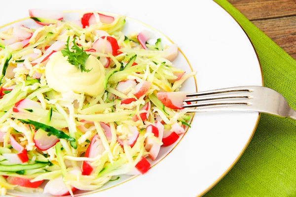 Диетический салат с крабовыми палочками, огурцом и сыром — стоковое фото
