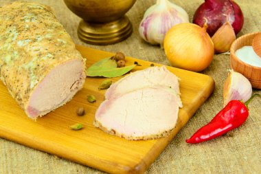 Baharat soslu soğuk haşlanmış domuz eti.