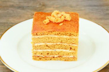 Yoğunlaştırılmış süt, fındık ve bal ile pasta.