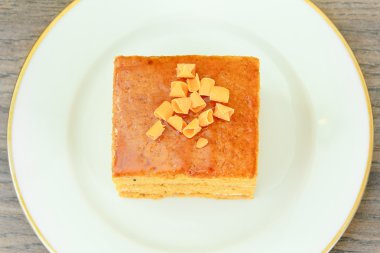 Yoğunlaştırılmış süt, fındık ve bal ile pasta.