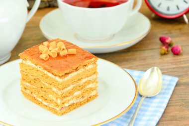 Yoğunlaştırılmış süt, fındık ve bal ile pasta.