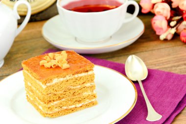 Lezzetli tatlım pasta çikolata ile dekore edilmiş.