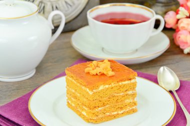 Yoğunlaştırılmış süt, fındık ve bal ile pasta.