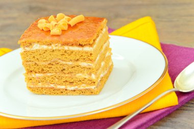 Yoğunlaştırılmış süt, fındık ve bal ile pasta.