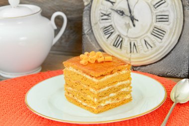 Yoğunlaştırılmış süt, fındık ve bal ile pasta.