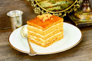 Lezzetli tatlım pasta çikolata ile dekore edilmiş.