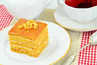 Yoğunlaştırılmış süt, fındık ve bal ile pasta. Çay, sofra.