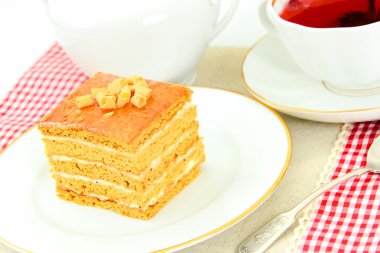 Lezzetli tatlım pasta çikolata ile dekore edilmiş.