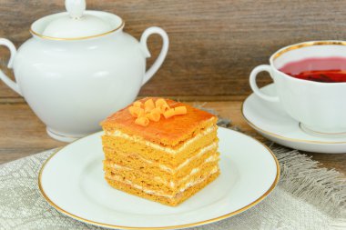 Yoğunlaştırılmış süt, fındık ve bal ile pasta.