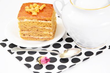 Yoğunlaştırılmış süt, fındık ve bal ile pasta.