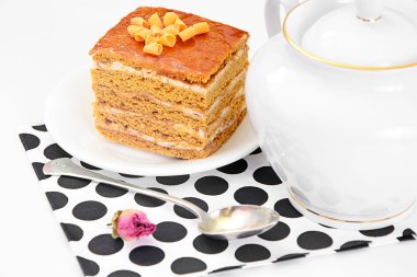 Yoğunlaştırılmış süt, fındık ve bal ile pasta.