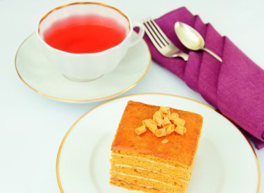 Yoğunlaştırılmış süt, fındık ve bal ile pasta.