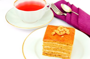 Lezzetli tatlım pasta çikolata ile dekore edilmiş.