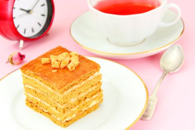 Lezzetli tatlım pasta çikolata ile dekore edilmiş.