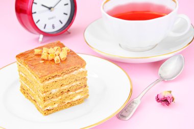 Yoğunlaştırılmış süt, fındık ve bal ile pasta. Çay, sofra.