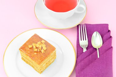 Yoğunlaştırılmış süt, fındık ve bal ile pasta. Çay, sofra.