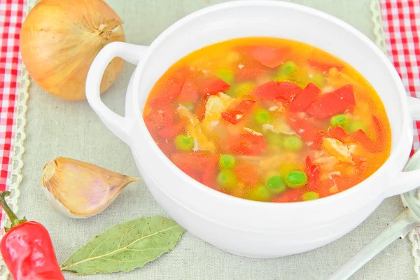 Hälsosam mat: Fisk soppa grönsaker. — Stockfoto