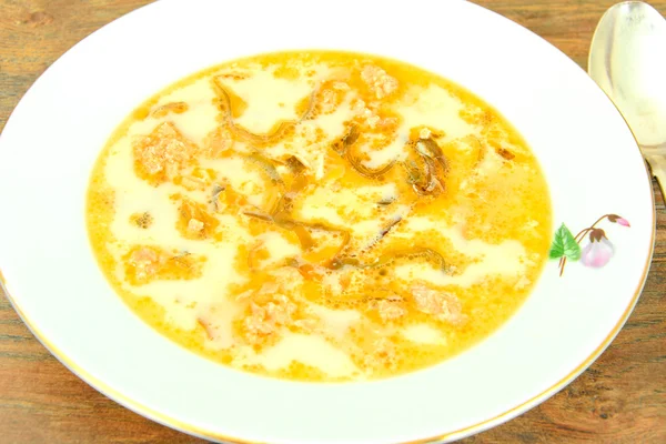 Sopa de pescado cremoso con salmón y algas marinas Dieta Alimentación . — Foto de Stock