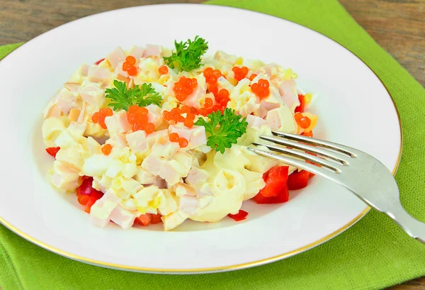 Salada com Presunto, Pimenta, Queijo, Caviar Vermelho e Ovo . — Fotografia de Stock