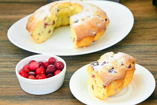 Delicioso pastel con pasas y arándanos — Foto de Stock