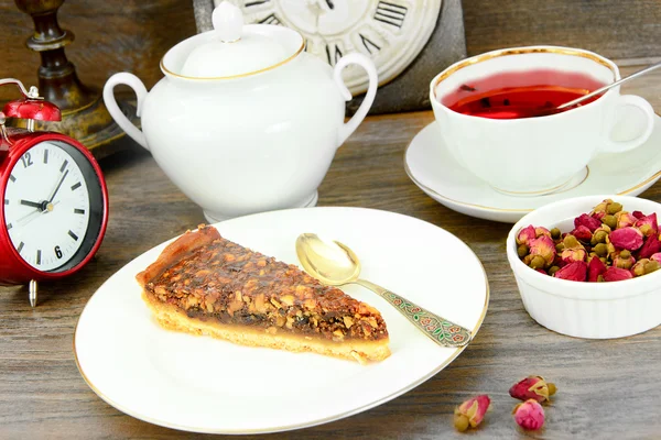 Gâteaux faits maison : Gâteau aux noix sur assiette . — Photo