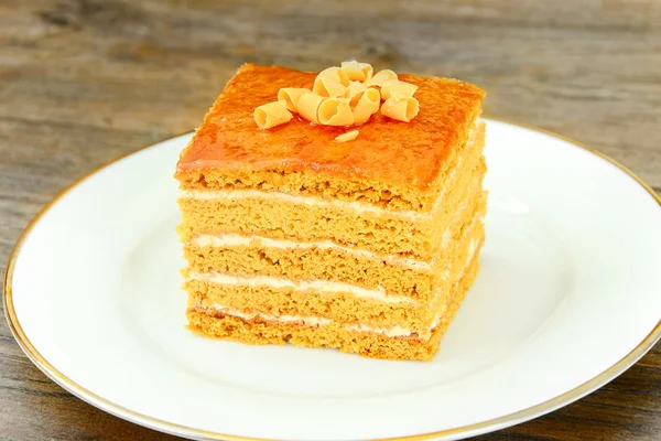 Lezzetli tatlım pasta çikolata ile dekore edilmiş.