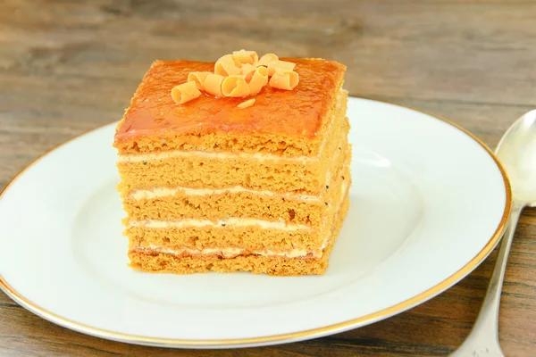 Yoğunlaştırılmış süt, fındık ve bal ile pasta.