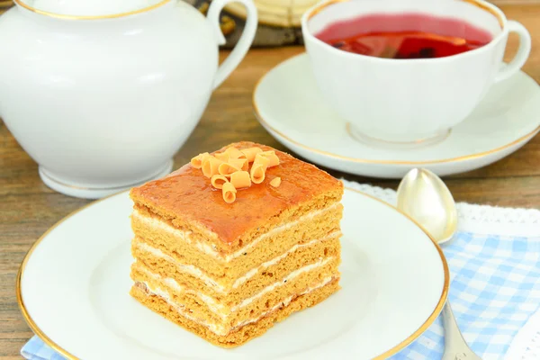 Kuchen mit Kondensmilch, Nüssen und Honig. — Stockfoto