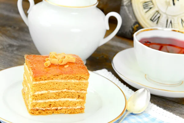 Lezzetli tatlım pasta çikolata ile dekore edilmiş.