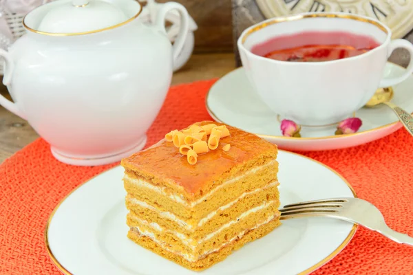 Yoğunlaştırılmış süt, fındık ve bal ile pasta.