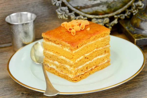 Kuchen mit Kondensmilch, Nüssen und Honig. — Stockfoto