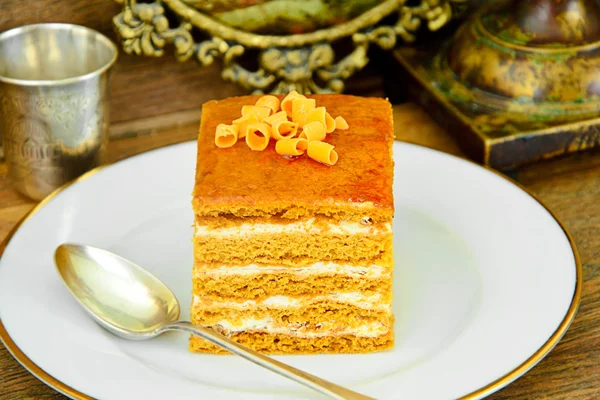 Pastel con leche condensada, frutos secos y miel . — Foto de Stock