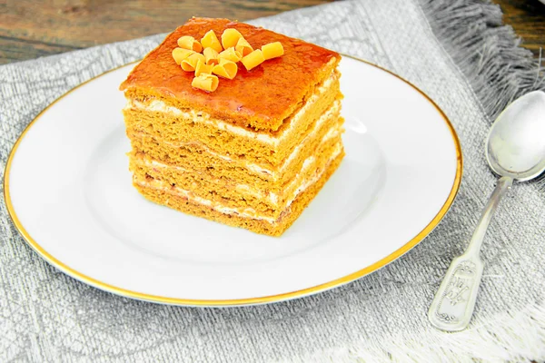 Kuchen mit Kondensmilch, Nüssen und Honig. — Stockfoto