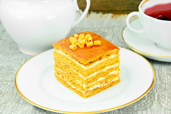 Tårta med kondenserad mjölk, nötter och honung. Te, porslin. — Stockfoto