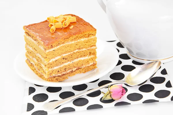 Kuchen mit Kondensmilch, Nüssen und Honig. — Stockfoto