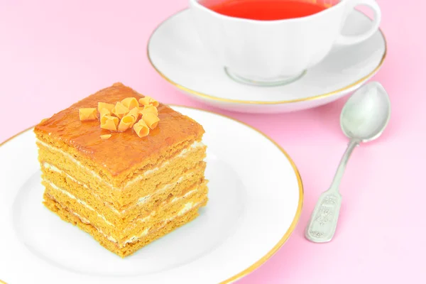 Торт с сгущённым молоком, орехами и медом. Чай, посуда . — стоковое фото