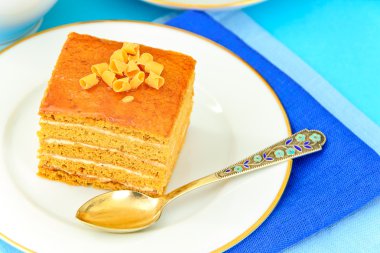 Yoğunlaştırılmış süt, fındık ve bal ile pasta.