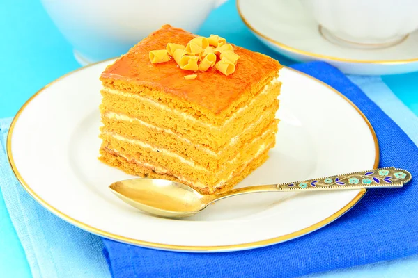 Cake with Condensed Milk, Nuts and Honey. — Stock Photo, Image