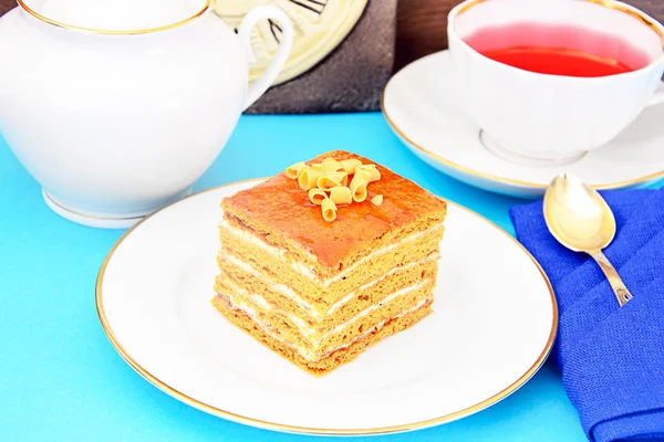 Kuchen mit Kondensmilch, Nüssen und Honig. Tee, Geschirr. — Stockfoto