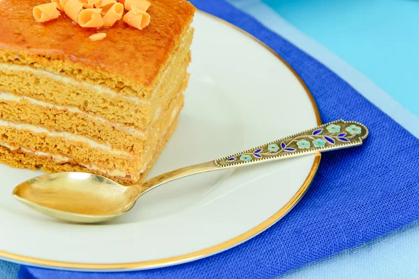 Bolo de mel delicioso decorado com chocolate . — Fotografia de Stock