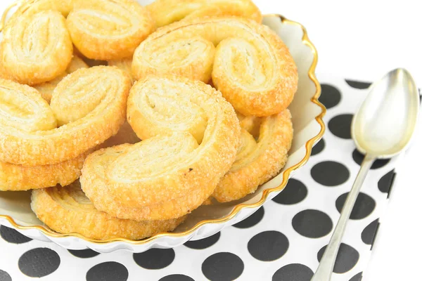 Açúcar Puff Cookies na placa . — Fotografia de Stock